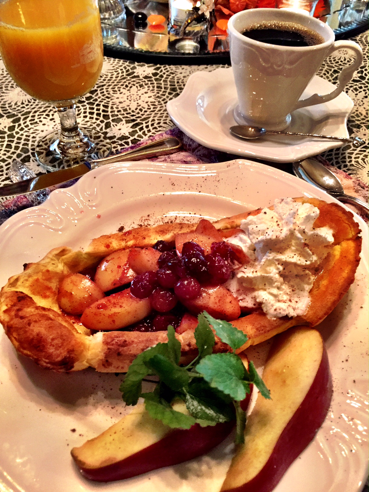 Picture of puff pancakes with fruit.